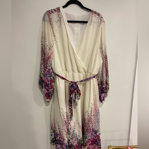 Dresses & Skirts - Cream flowery dress